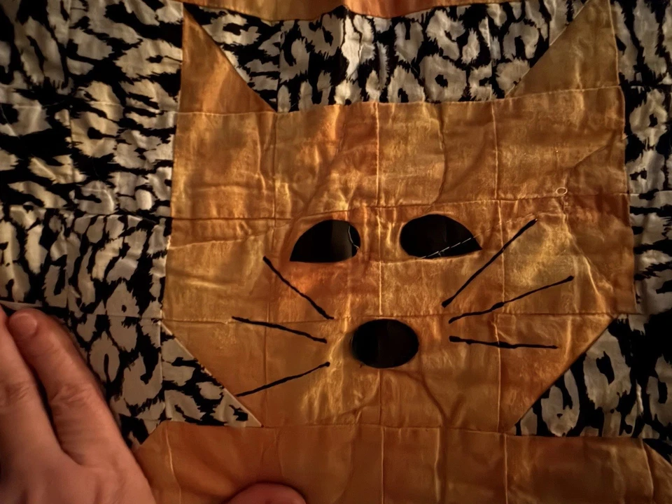 Cat and Mouse Quilt 40 long 30 wide, CB24 - Image 2 of 4