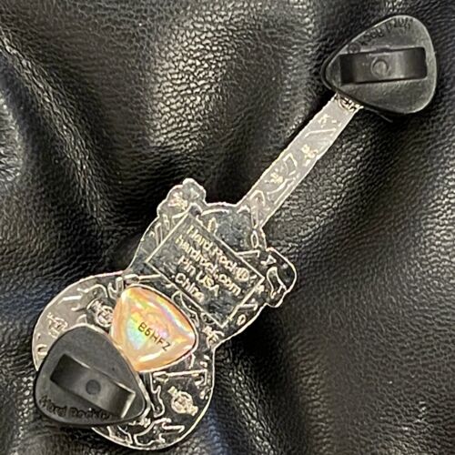 CHICAGO USA🎸Hard Rock Cafe®HRC PIN✅2005 Buckingham Fountain BLUE/BROWN GUITAR🎗 - Picture 2 of 4
