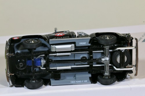 2 Ford F100 1953 Pickup Trucks by Matchbox - Picture 12 of 12