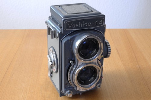 Yashica 44 Mittelformat-Kamera mit Copal-SV Zentral-Verschluß und Kurbelvorschub