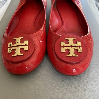 売約済みーーー【新品】TORY BURCH レッド フラットシューズ 8M Tory Burch Reva Patent Leather Gold Logo Ballet Flats in Red Size