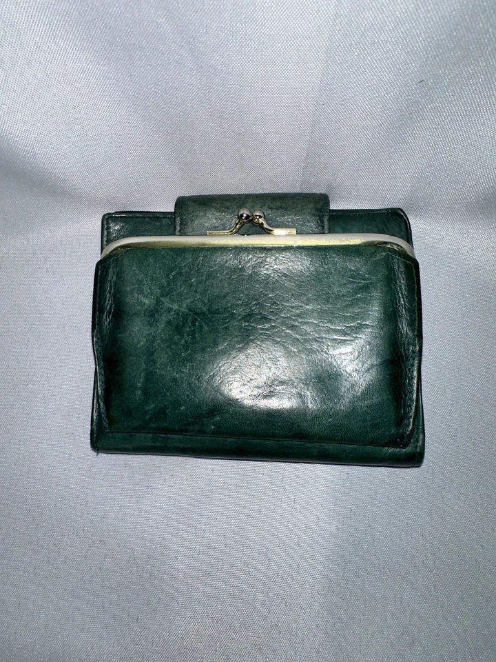 Cartera de Colección Buxton Top Grano Piel de Vaca Exterior Para Mujer Doble Plegable Verde Usada en Excelente Condición Foto 3 de 4