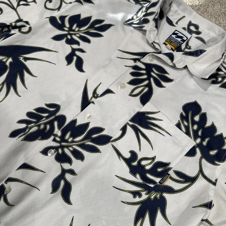 Camisa Billabong Spec 73 Hawaii Hojas de Palma Floral Manga Corta Talla XL Blanca y Azul  Foto 2 de 4