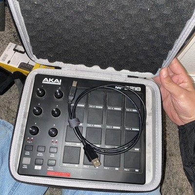 Akai Professional MPD218 USB MIDI Pad Controller LikeNew W/Cable And Travel Case
