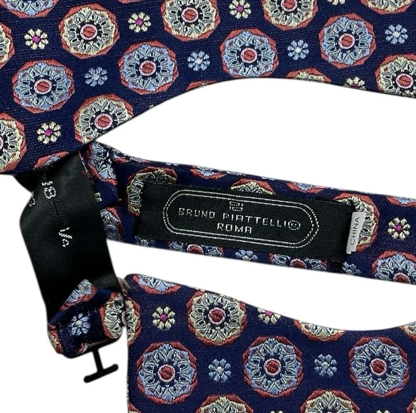 BRUNO PIATELLI Para hombres 100% Seda LUJO Auto Pajarita Azul Geométrica W:2.7" Usada en Excelente Condición Foto 3 de 4