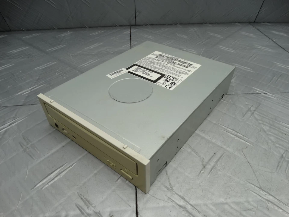 Compaq CR-589-B 32x IDE CD-ROM Drive 678-0176 Beige Bezel Apple - Image 2 of 4