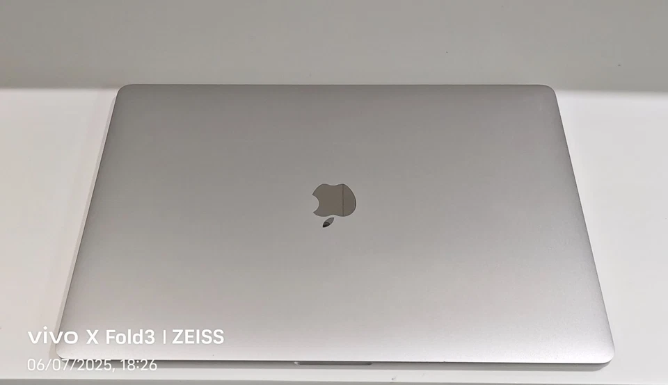 2019 MacBook Pro 15" (i7/16GB/256GB/RADEON PRO 555X) -Only 10 battery cycles! - Image 2 of 4