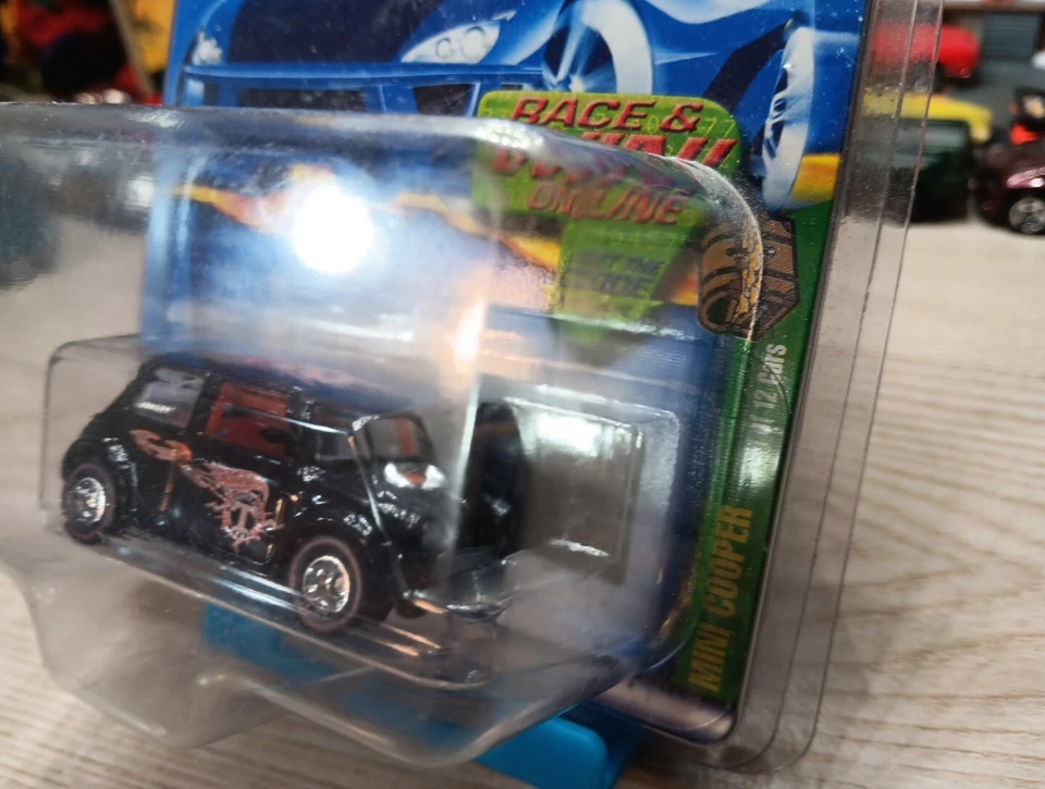Hot Wheels 2002 Treasure Hunt Mini Cooper w/ protector - Image 4 of 4