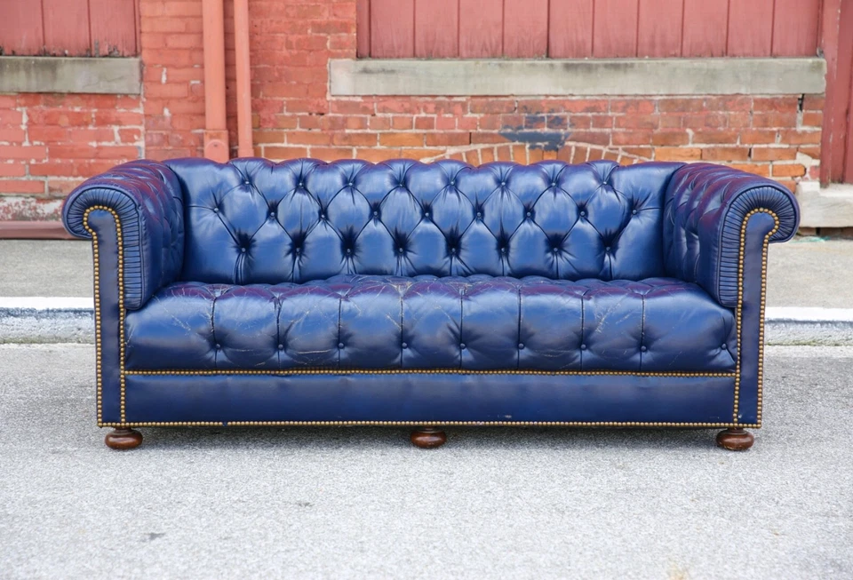 Sofá Chesterfield Vintage Cuero Azul Madera Moño Pies LoeBlein Bros EE. UU. Foto 3 de 4