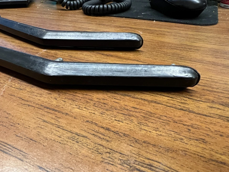 (2) NOS 1967-69 CHEVY CAMARO PARACHOQUES DELANTERO PROTECTORES COJINES DE GOMA GM RARO Foto 2 de 4