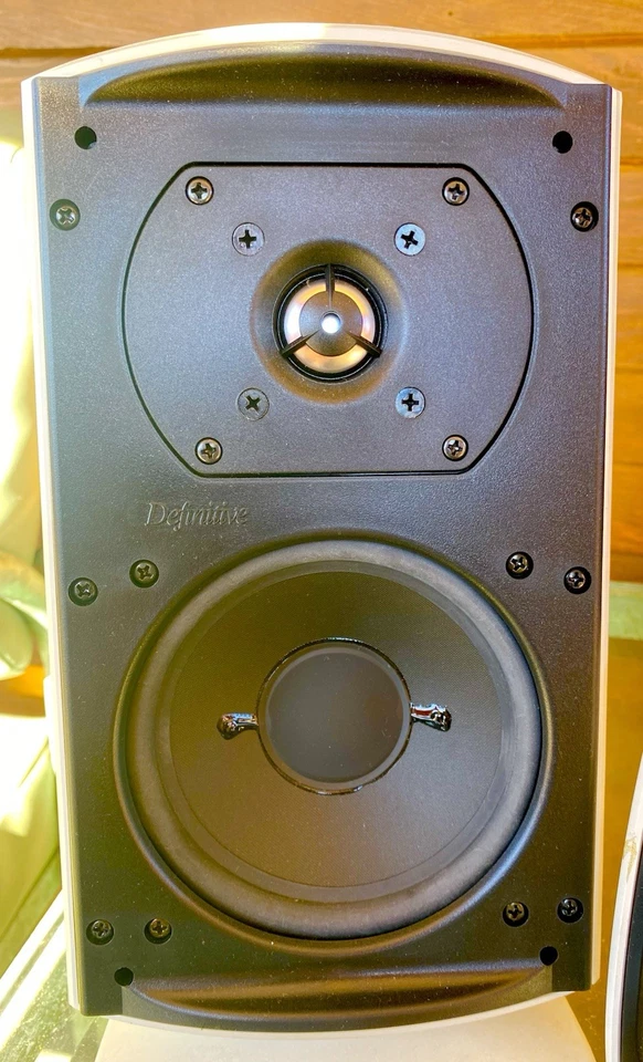 Par de altavoces blancos Definitive Technology ProMonitor 100 ProCinema + ProCenter Foto 4 de 4