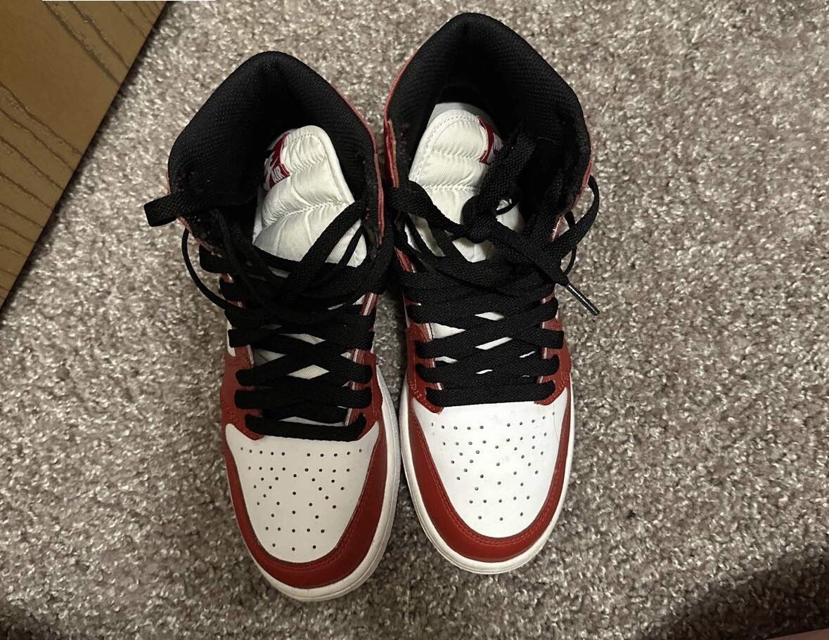 Size 5.5 - Jordan 1 Retro OG High Chicago and Travis Scott Size 5.5 - Jordan 1 Retro OG High Chicago and Travis Scott