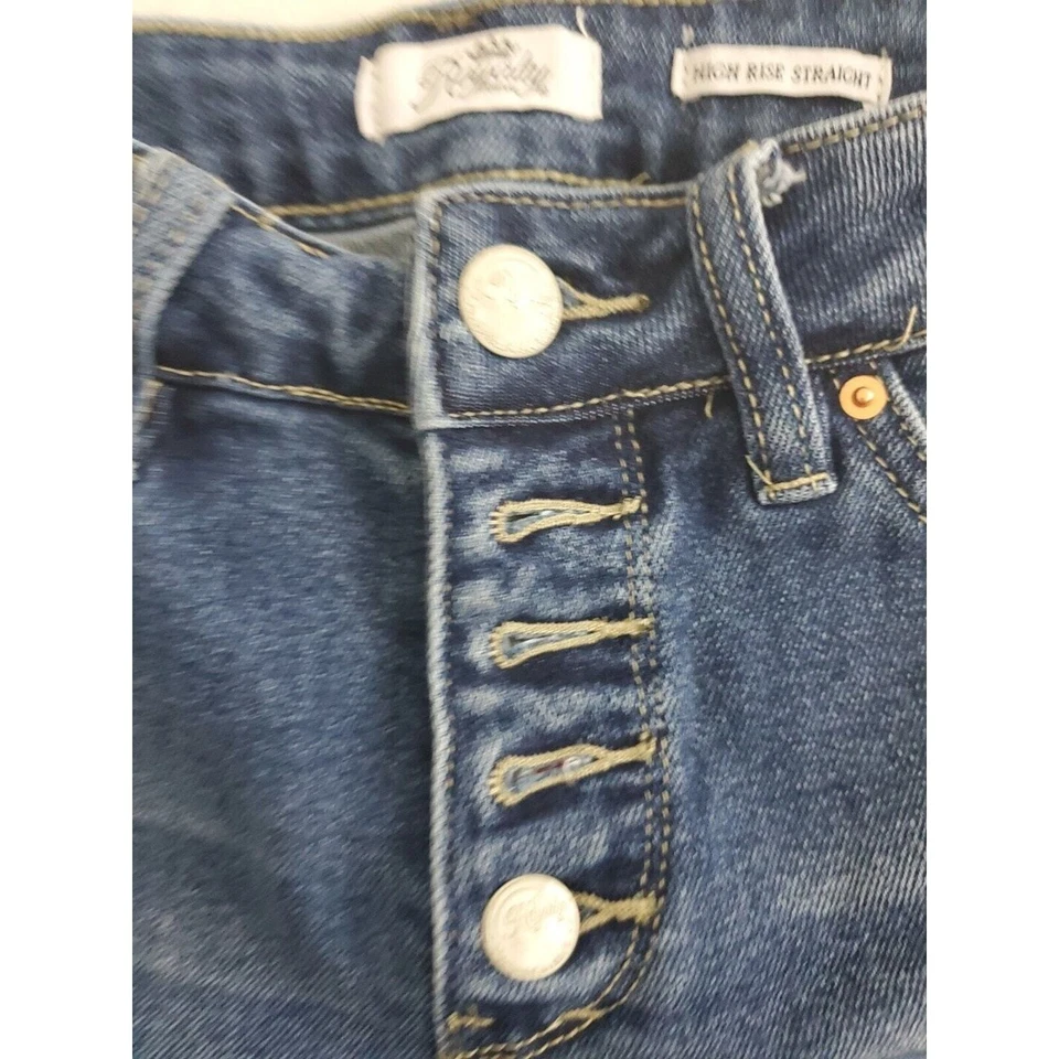 Pantalones de mezclilla rectos de tiro alto Royalty For Me para mujer 4 azul con botones dobladillo crudo Foto 3 de 4