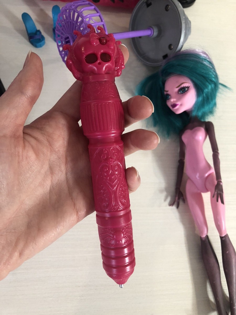 monster high sex doll Monster High Electrified Hair Raising Ghouls Draculaura Doll 2016 Mattel  DVH67 main image 1