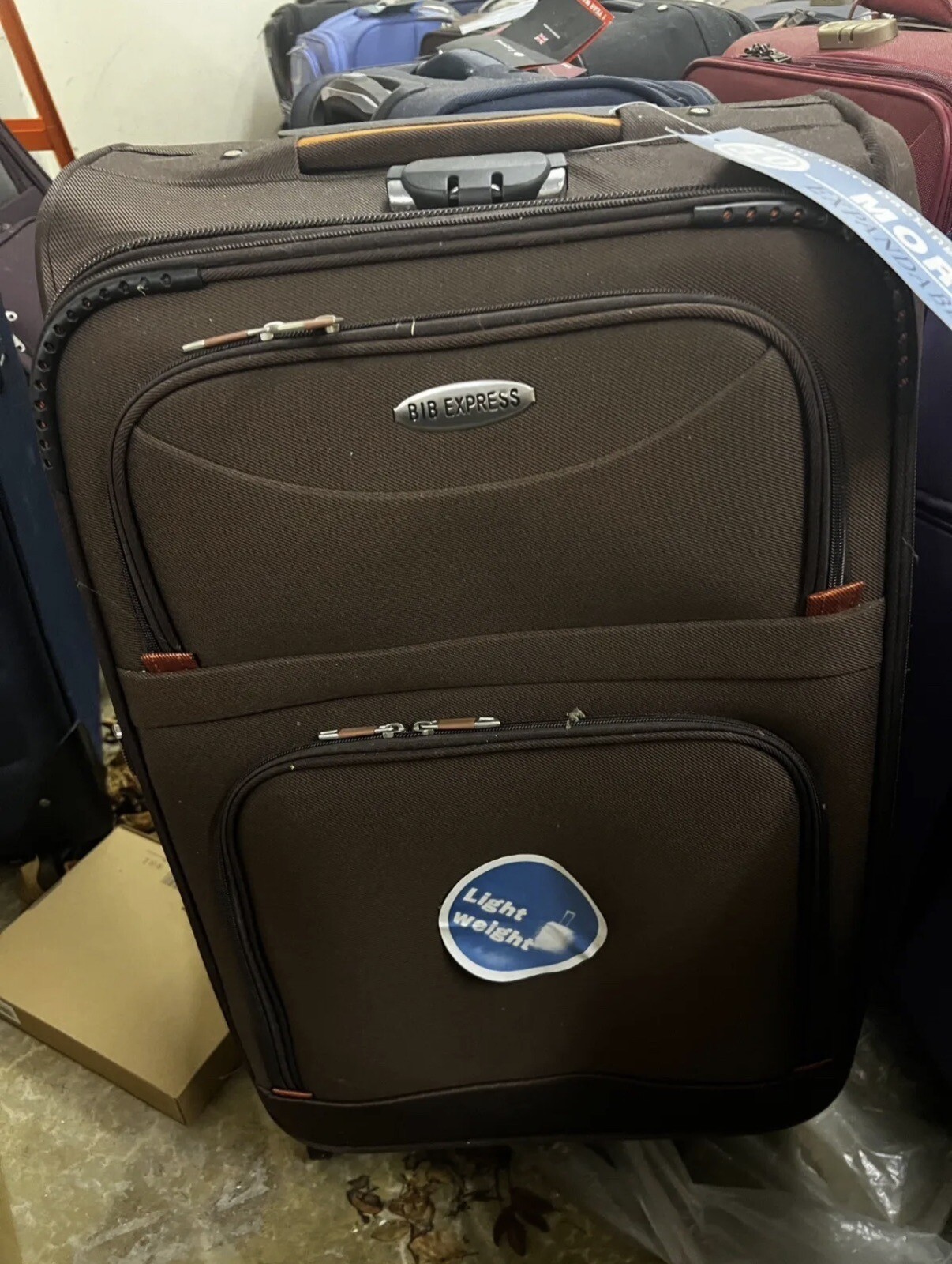 Assortment of Small, Medium, Large lightweight Expandable suitcases 4