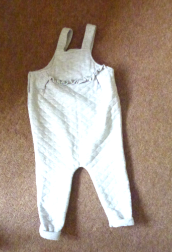 Grey sparkly all-in-one suit-rabbit face on front -from TU 12-18 months.  Popper - Afbeelding 1 van 3