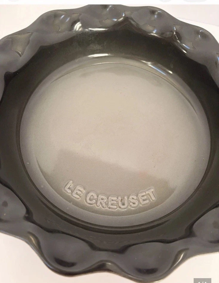 Le Creuset Gray Scalloped Stoneware Round Pie Dish Baking Pan, Pie Dish
