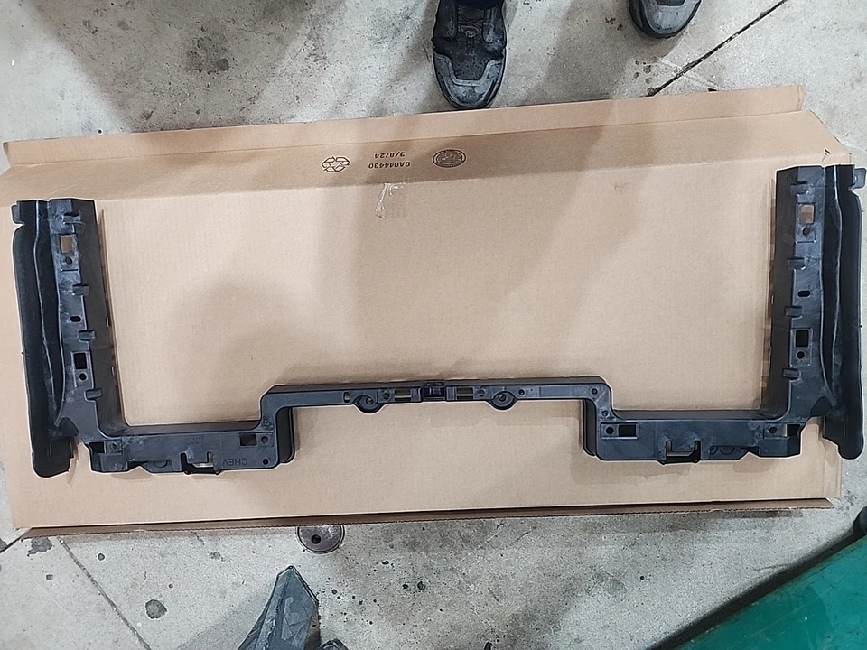 Chevrolet Tahoe Suburban 2015-2016 soporte de radiador superior nuevo OE 23497751 #0071 Foto 2 de 3