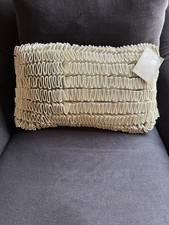 Cuscino con volant in feltro Habitat *NUOVO beige, lana, imbottito in piuma, morbido e strutturale