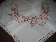 Omas Mitteldecke-Handarbeit-Stickerei-Blumen-Klöppelspitze-Tischdecke
