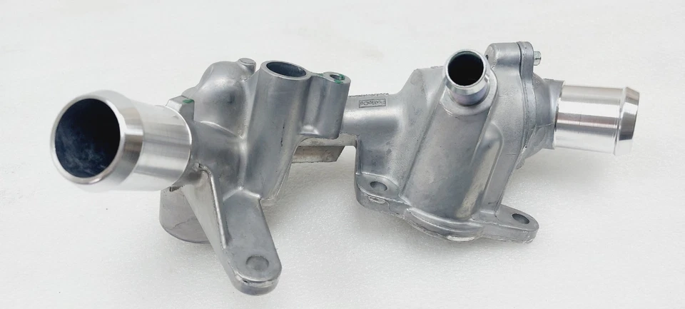 Carcasa termostato refrigerante motor Ford F-150 11-17 Mustang 2011-2023 BL3Z8A586G Foto 4 de 4