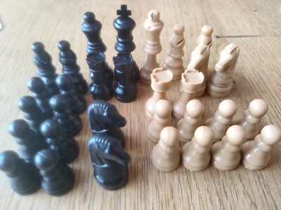 Challenge Master Schachfiguren Ersatzteile schwarz & creme gebraucht Kunststoff
