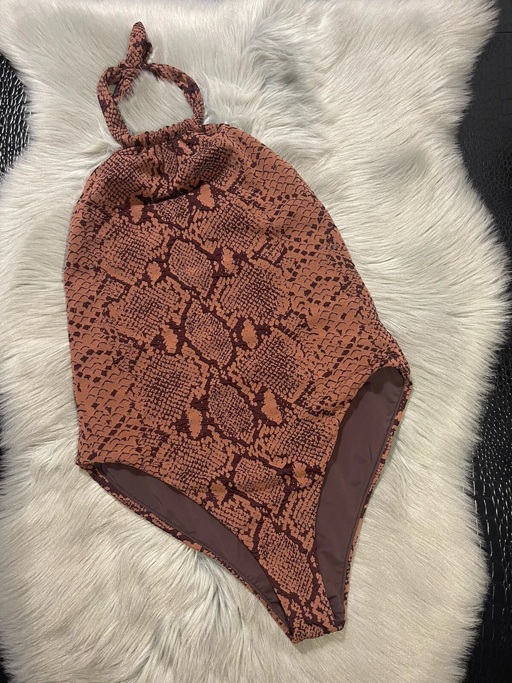 Traje de baño grande de una pieza con halter estampado de serpiente Mara Hoffman Dominique Foto 2 de 4