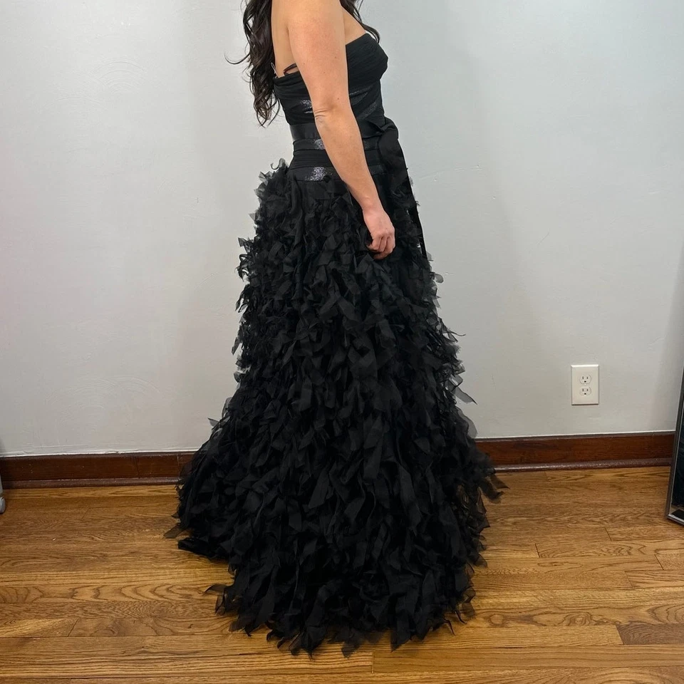 Vestido Tadashi Shoji preto de seda sem alças babado fita de chiffon cintura gravata TAMANHO 10 - Imagem 4 de 4