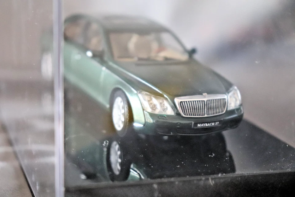 Maybach 57 Model Car Die Cast Vehicle Case Green Luxury Sedan Mercedes-Benz - Image 3 of 4