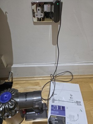   DYSON V6   Total Clean Akku Staubsauger - Funktioniert, braucht aber neuen Akku