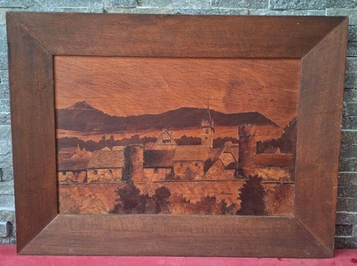 Tableau EN marqueterie sur bois paysage village. Broche signée Clauss - Photo 2 sur 10