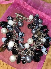 Bracelet à breloques noir et blanc