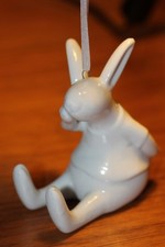 Osterhase sitzend zum Hängen Porzellan weiß...