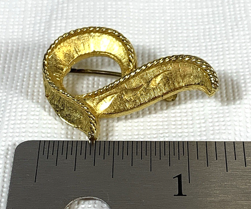 Broche prendedor solapa vintage letra "P" tono dorado sin firmar, aprox. 1 1/4" de alto - Imagen 2 de 6