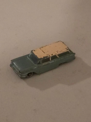 Lesney Matchbox RW 31B Ford Station Wagon, green, crimson base, Gray Wheels