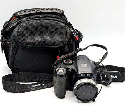 FUJIFILM FinePix S700 7.1MP 10x Digital Camera With Case & Strap