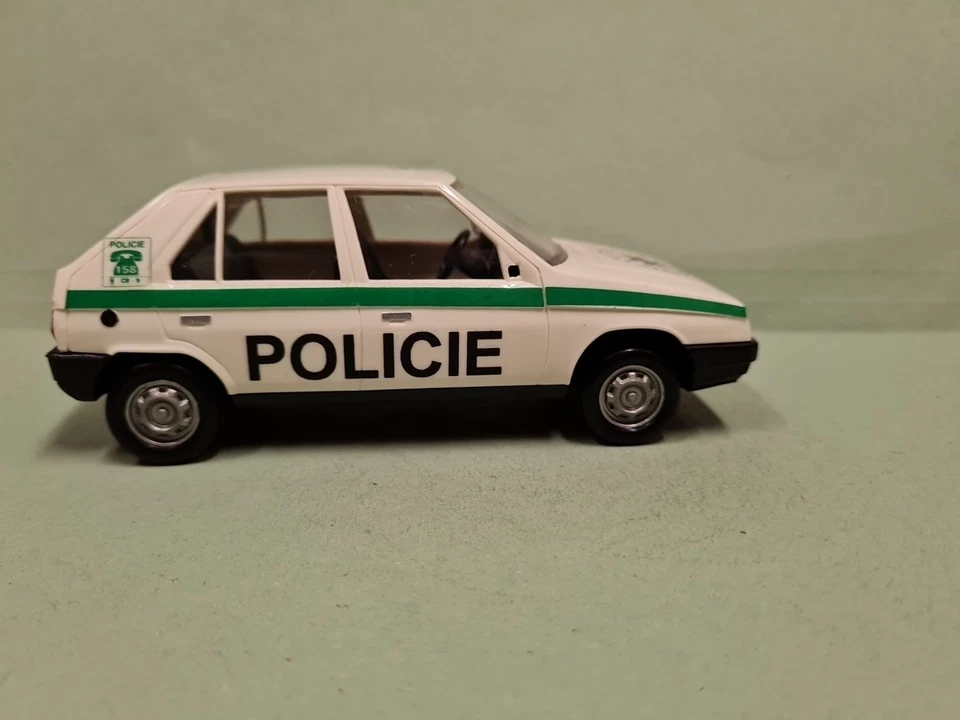 SMER SERIE KLIKLAK SKODA FAVORIT 136 L POLICIE REPUBBLICA CECA SCALA 1/32 - Immagine 4 di 4