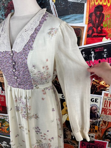 Vestido De Colección Años 70 Marfil Púrpura Floral Encaje Perla Manga Larga Cinturón Estilo Gunne Sax - Imagen 4 de 16