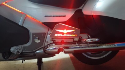 KOSTENLOSER VERSAND Gold Wing Honda GL1800 Fußrastencover mit rote LED