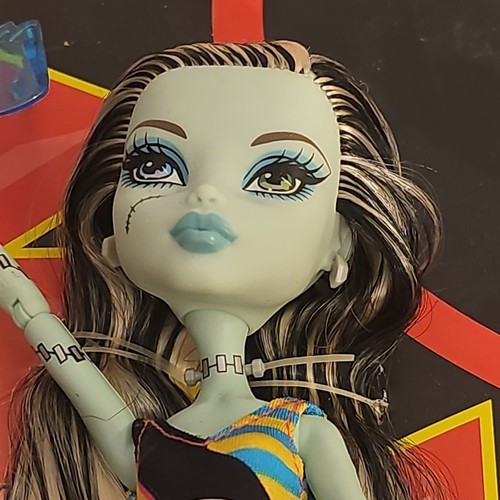 Monster High Frankie Stein Gloom Beach Doll w Purse & Sunglasses White Elastics - Picture 8 of 24