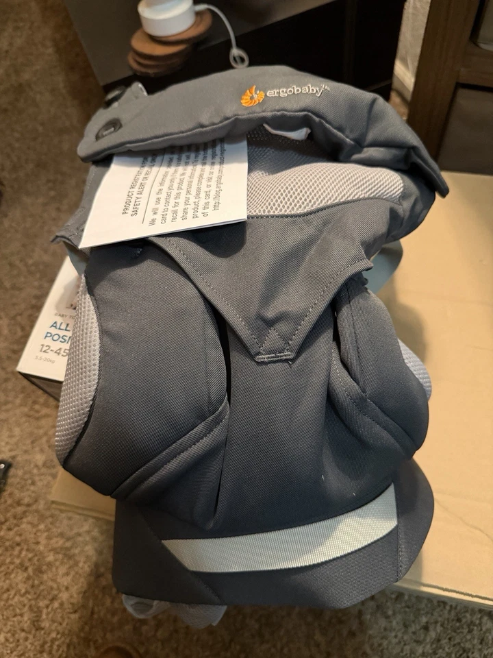 Porta-bebês Ergobaby 360 todas as posições com malha de ar frio em cinza carbono. 12 a 45 lb - Imagem 2 de 4