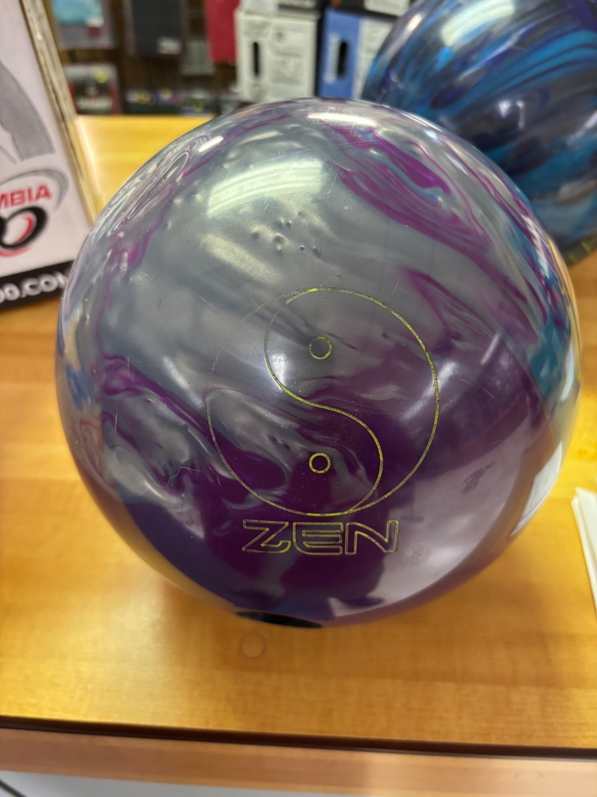 900 GLOBAL ZEN Bowling Ball 14lbs 13oz GREAT TOURNAMENT BALL