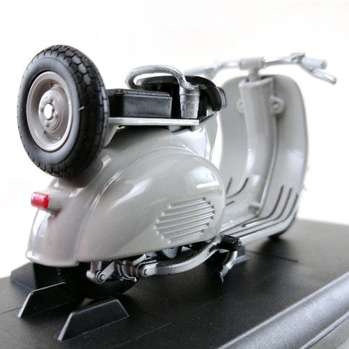 VESPA 125 CC. Die-Cast Motorcycle Model Toy Collection Welly 1:18 Scale Hobby #3 - Picture 2 of 12