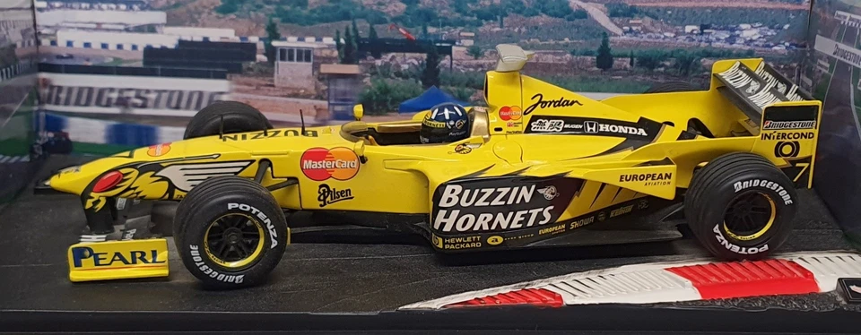 Hot Wheels 1/18 Scale 22822 - F1 Jordan 199 Launch Version Damon Hill F1 - Image 3 of 4