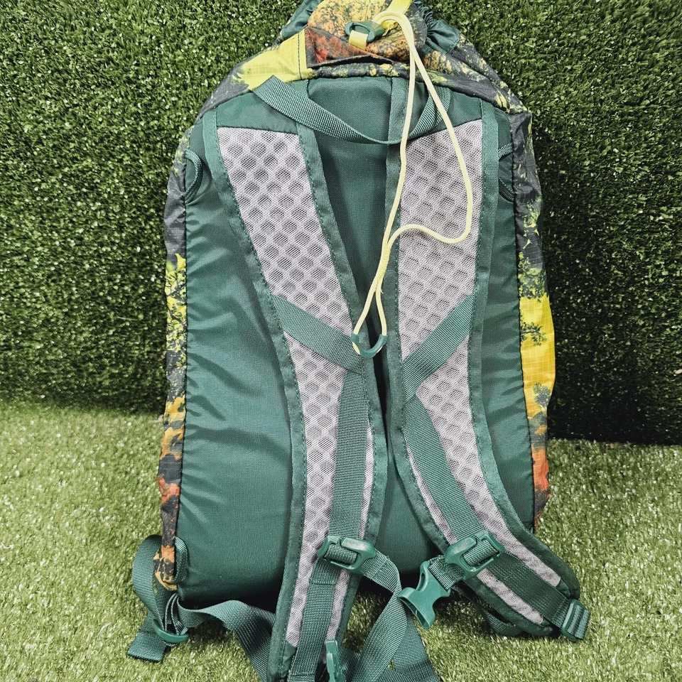 Mochila REI Co-Op Flash 18 Camuflada Verde Ligera Embalable Viaje Senderismo Foto 2 de 4