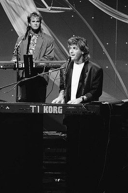 Musical guest Michael W Smith performs on August 27 1991 Old TV Photo 1