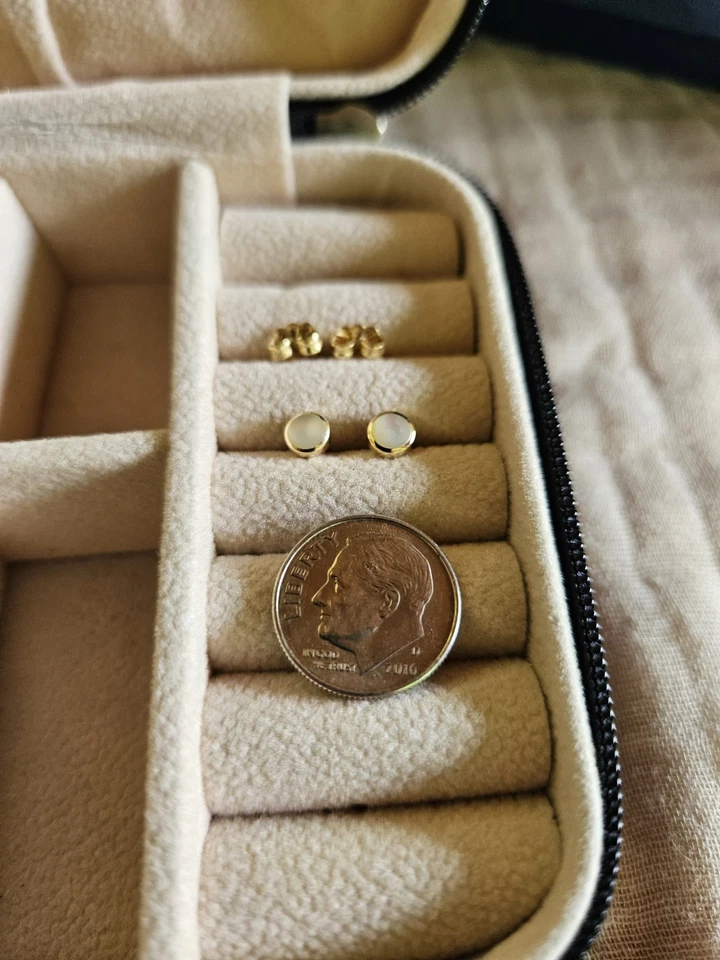 Pendientes de madreperla Kabana con incrustaciones de oro amarillo de 14K Foto 3 de 4