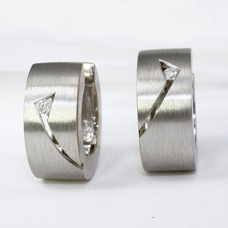 Ohrringe Creolen in 14 Karat Weißgold, matt gebürstet, mit Brillant 0,07 ct