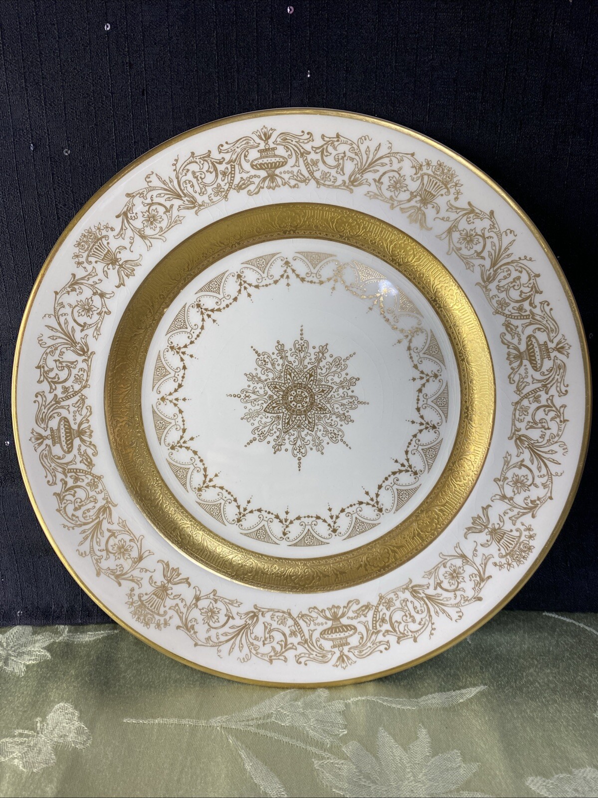 Johnson Bros Victorian Pareek Dinner Plate 10.5” Gold Filigree Rare Pattern