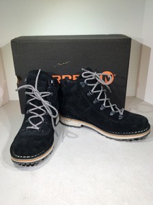 walking boots black womens